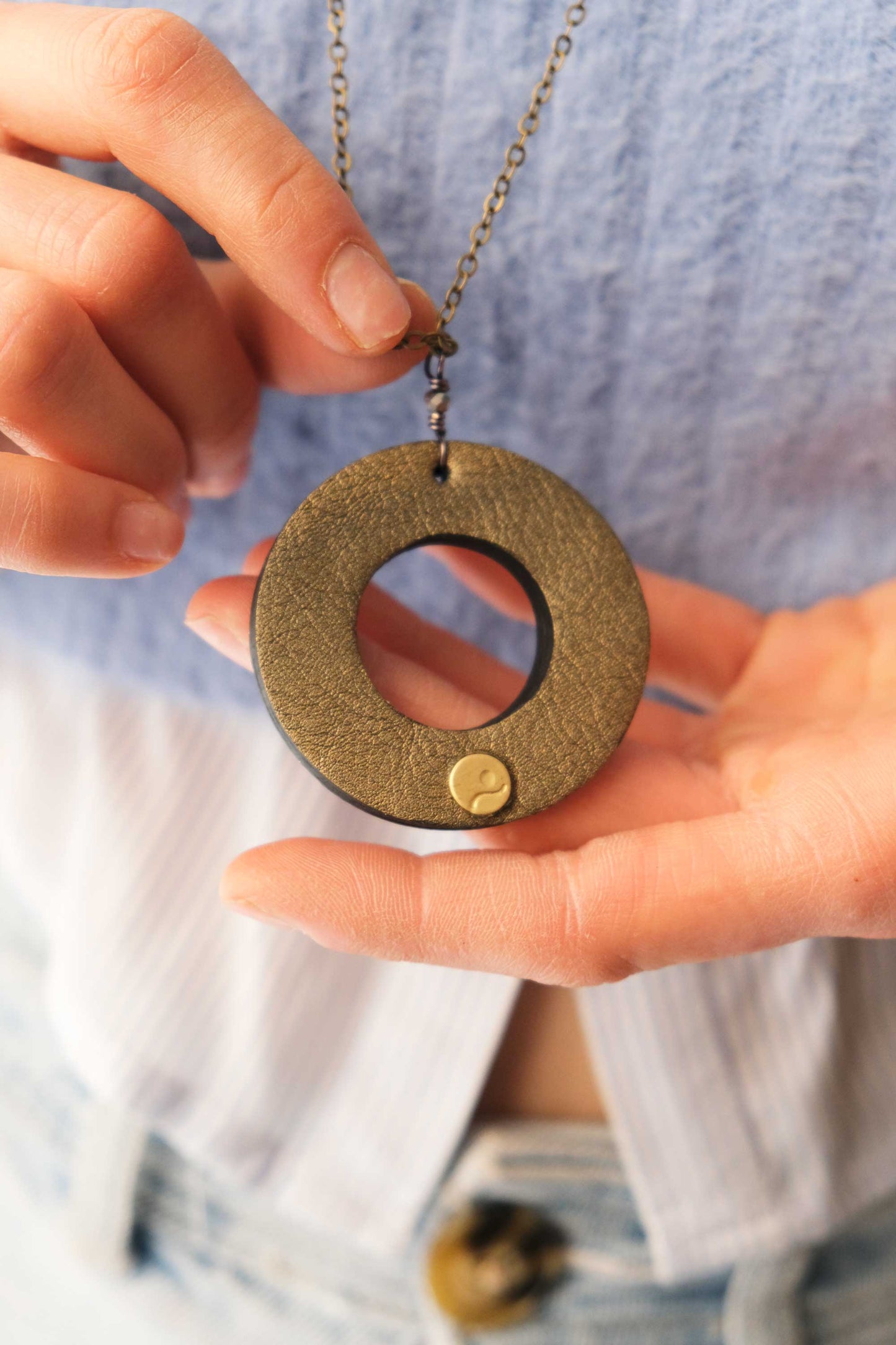 Glasses holder in Old gold leather – Sustainable product - Made in Italy