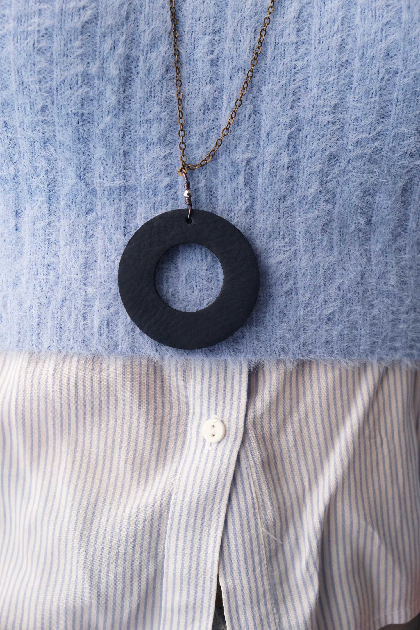 Glasses holder in navy leather – Sustainable product - Made in Italy