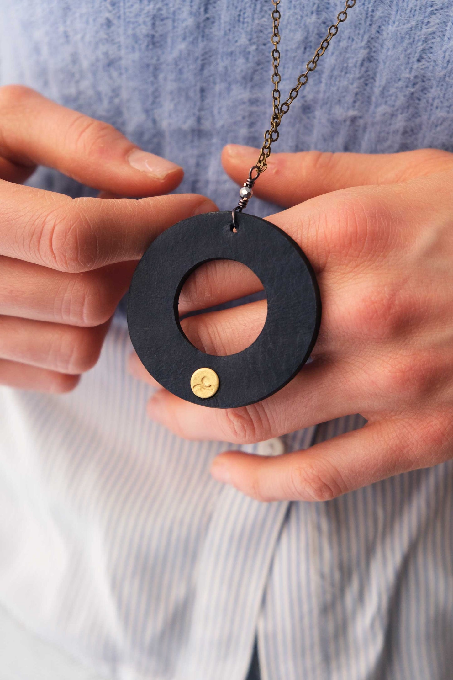 Glasses holder in navy leather – Sustainable product - Made in Italy